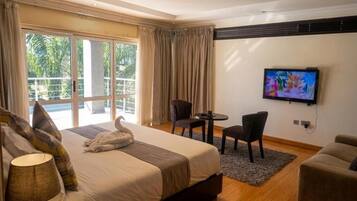 In-room safe, soundproofing, iron/ironing board, free WiFi