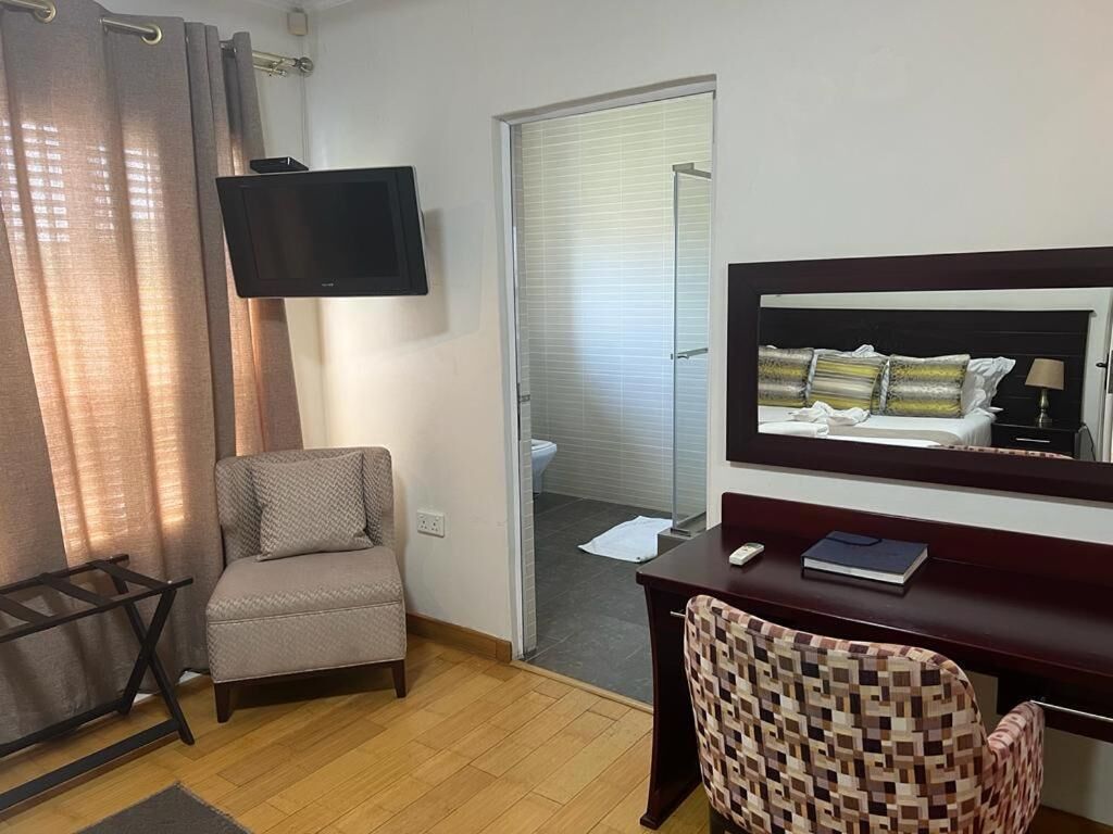 Doppia Standard, vista piscina | Una cassaforte in camera, insonorizzazione, ferro/asse da stiro