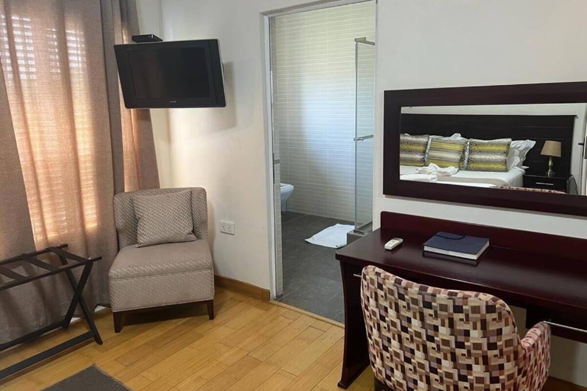 Habitación doble estándar, vista a la alberca | Caja de seguridad en la habitación y insonorización