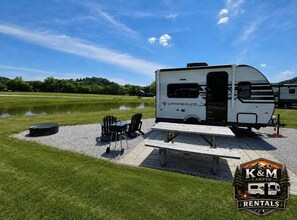 Outdoor dining - Stationary tiny camper in Winchester, TN with pond  and mountain views. (Winchester)