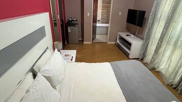 Tabla de planchar con plancha, wifi, ropa de cama