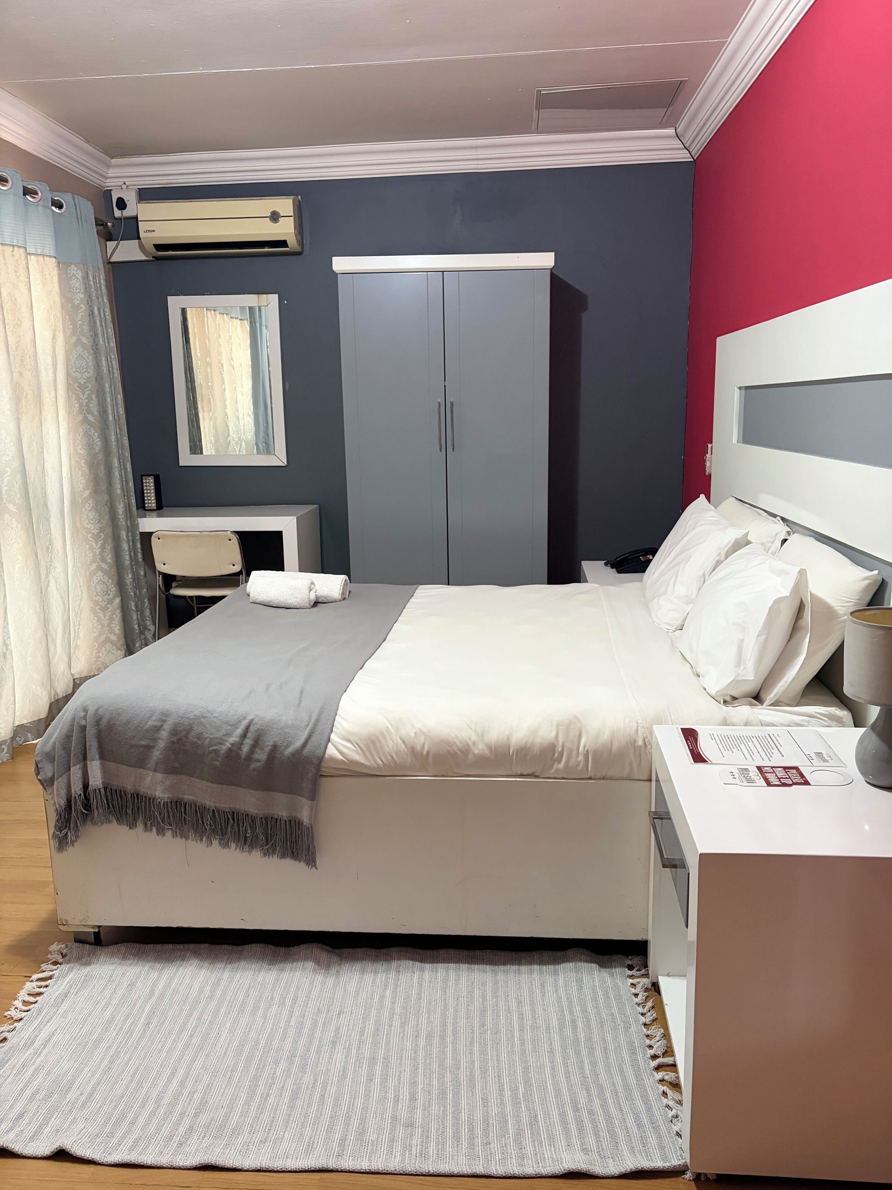 Tabla de planchar con plancha, wifi y ropa de cama 