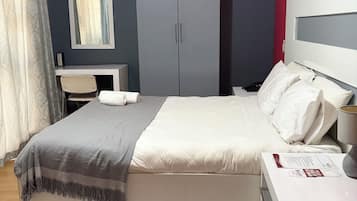 Tabla de planchar con plancha, wifi y ropa de cama