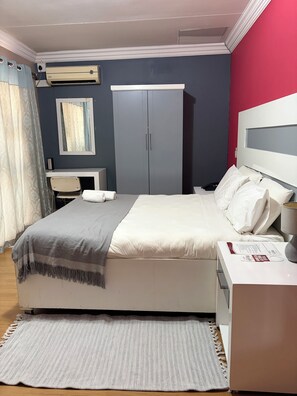Iron/ironing board, WiFi, bed sheets - 5 km to the mall. 2 showers and bathtub at masili guesthouse (Thohoyandou)