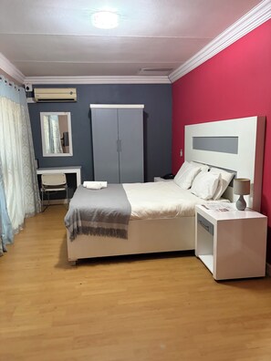 Iron/ironing board, WiFi, bed sheets - 5 km to the mall. 2 showers and bathtub at masili guesthouse (Thohoyandou)