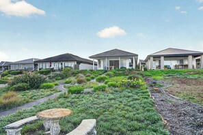 A residential area with houses, a pathway, and a garden. - Britannia Bliss - Waterfront Escape on Hindmarsh Island (Hindmarsh Island)