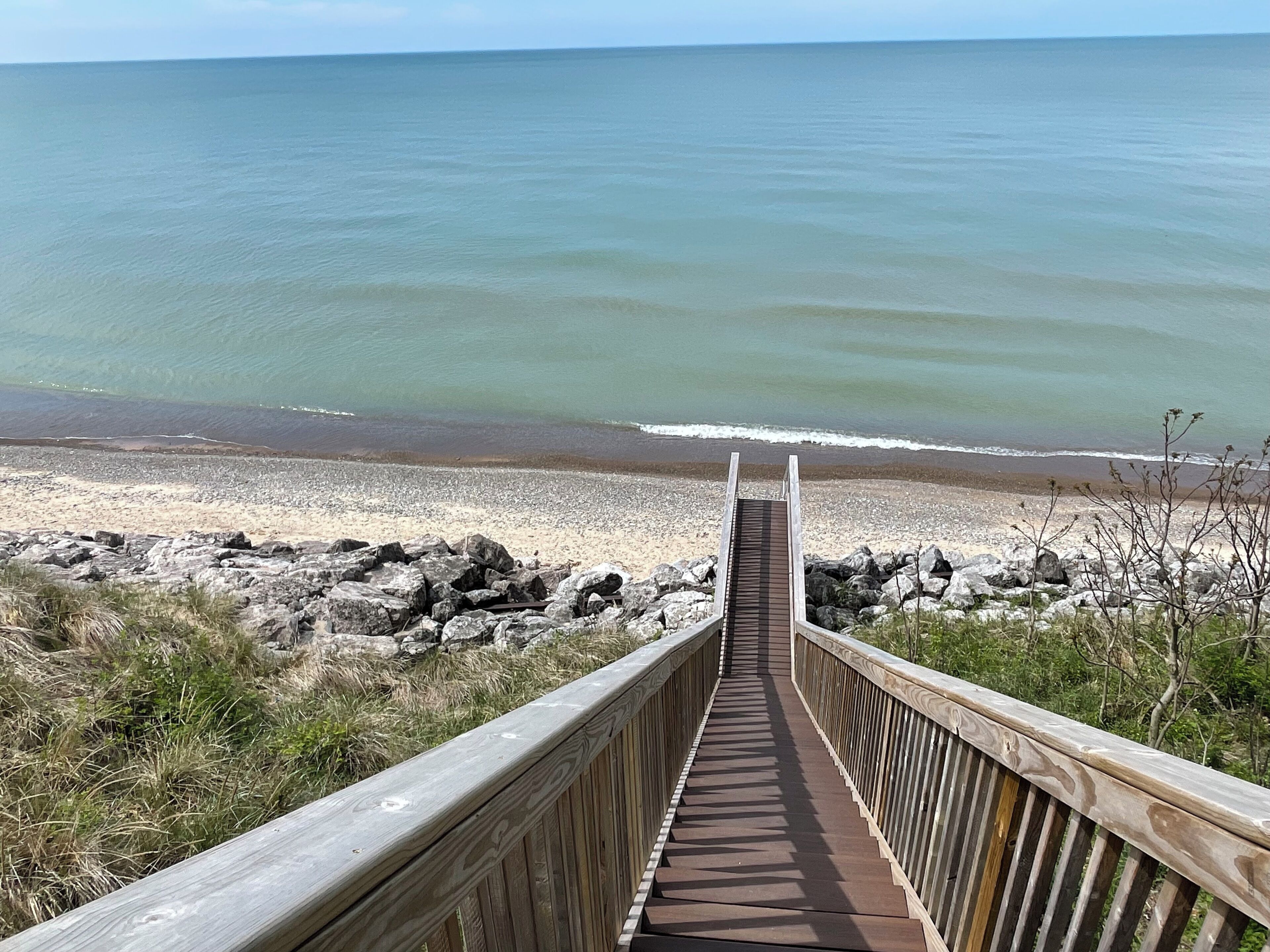 Beach nearby, sun-loungers, beach towels