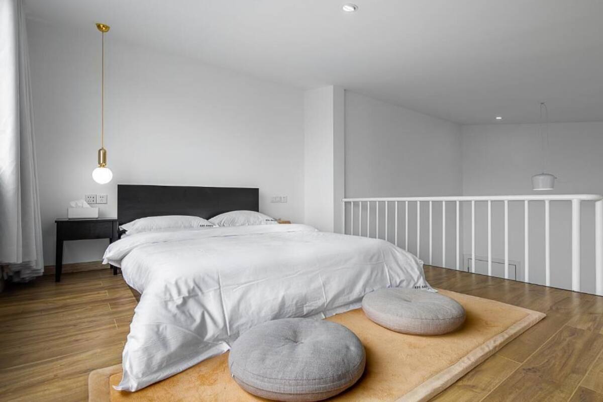 Twin kamer, uitzicht op bergen | Een bureau, een laptopwerkplek, verduisterende gordijnen