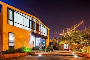 Um edifício moderno com grandes janelas e um pátio.