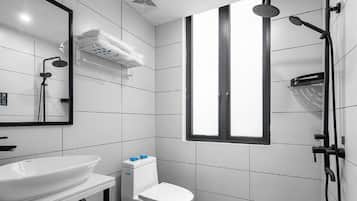 Double Room | Bathroom | Shower, free toiletries, hair dryer, slippers