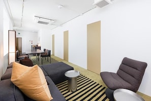A modern lounge area with sofas, a round table, and a patterned rug. - JAPAVISTA R4 (ROPPONGI, MINATO CITY)