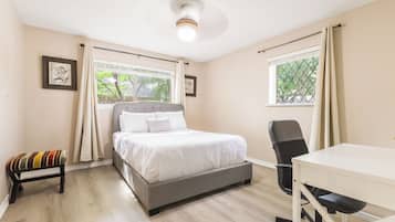 Een bureau, een strijkplank/strijkijzer, gratis wifi, beddengoed