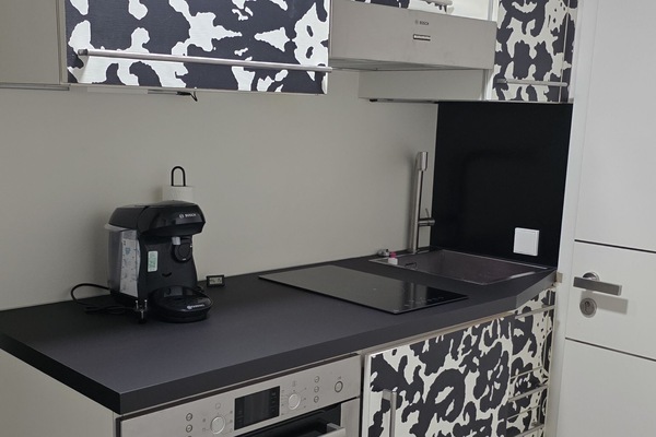 Küchenzeile mit Combi Mikrowelle Backofen und Kühlschrank Geschirrspülmaschine