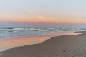 Perto da praia, espreguiçadeiras, toalhas de praia 