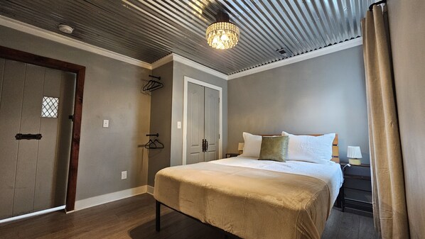 Room - The Cavern Haus at Cavern Court - Sleeps 11-Exit 8 (Clarksville)