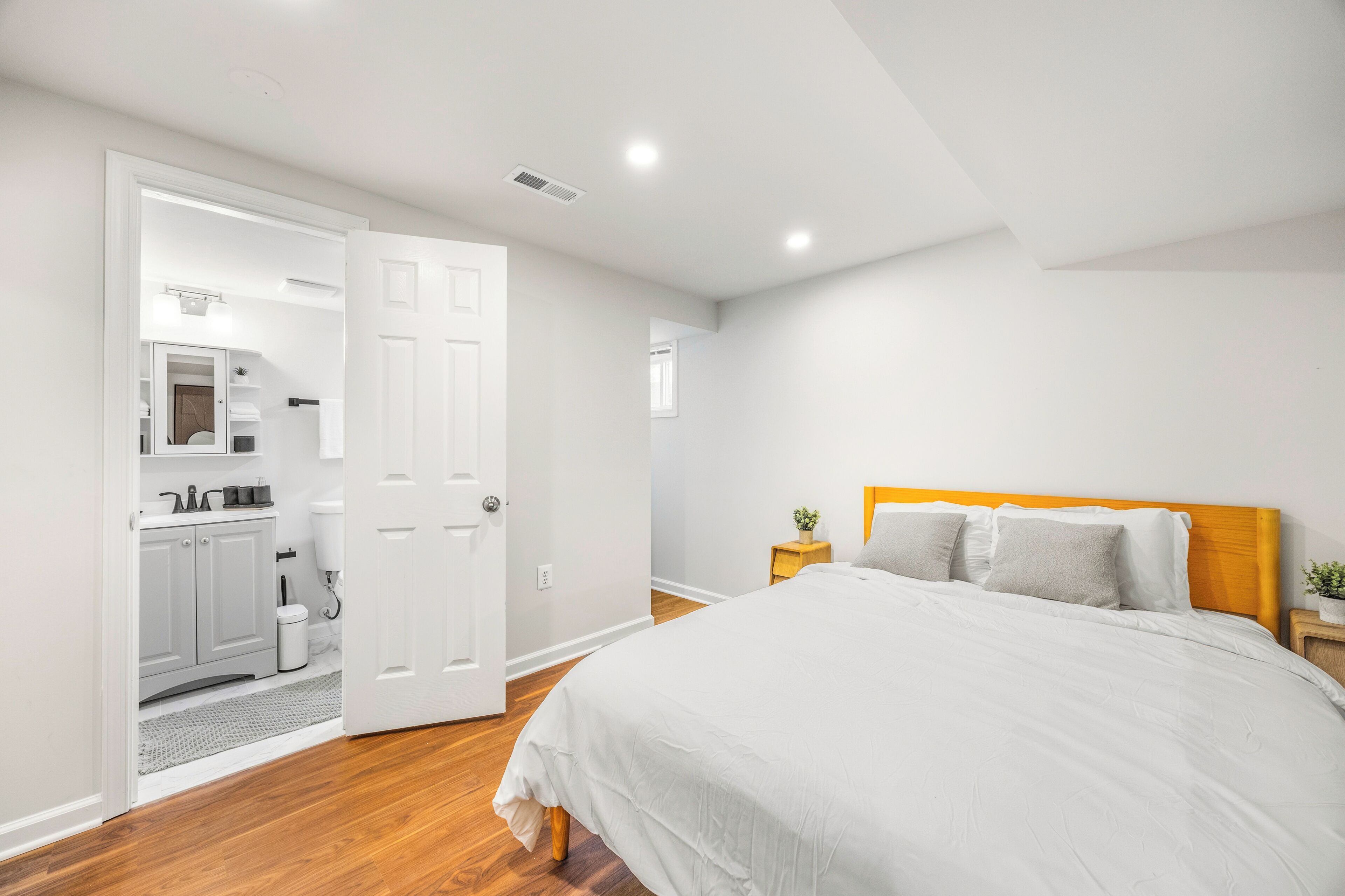6 bedrooms, iron/ironing board, WiFi (free), bed sheets