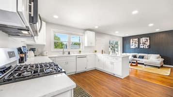 Coffee/tea maker, fridge, microwave, oven