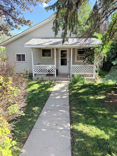 Cozy  2-bedroom house in beautiful Sundance Wyoming perfect for relaxing stays