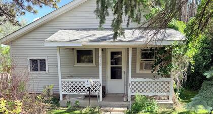 Cozy 2-bedroom house in beautiful Sundance Wyoming perfect for relaxing stays