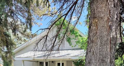 Cozy 2-bedroom house in beautiful Sundance Wyoming perfect for relaxing stays