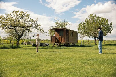A trailer in the heart of nature, surrounded by its animals