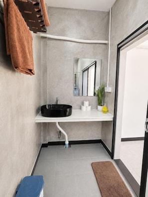 Suihku, ilmaiset hygieniatuotteet, pyyhkeet, saippua