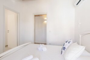 Ein Hotelzimmer mit Bett, Tür und Klimaanlage.
