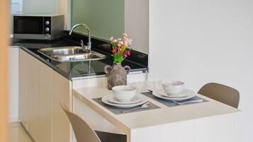 Apartment, 3 Bedrooms, City View | Dining room