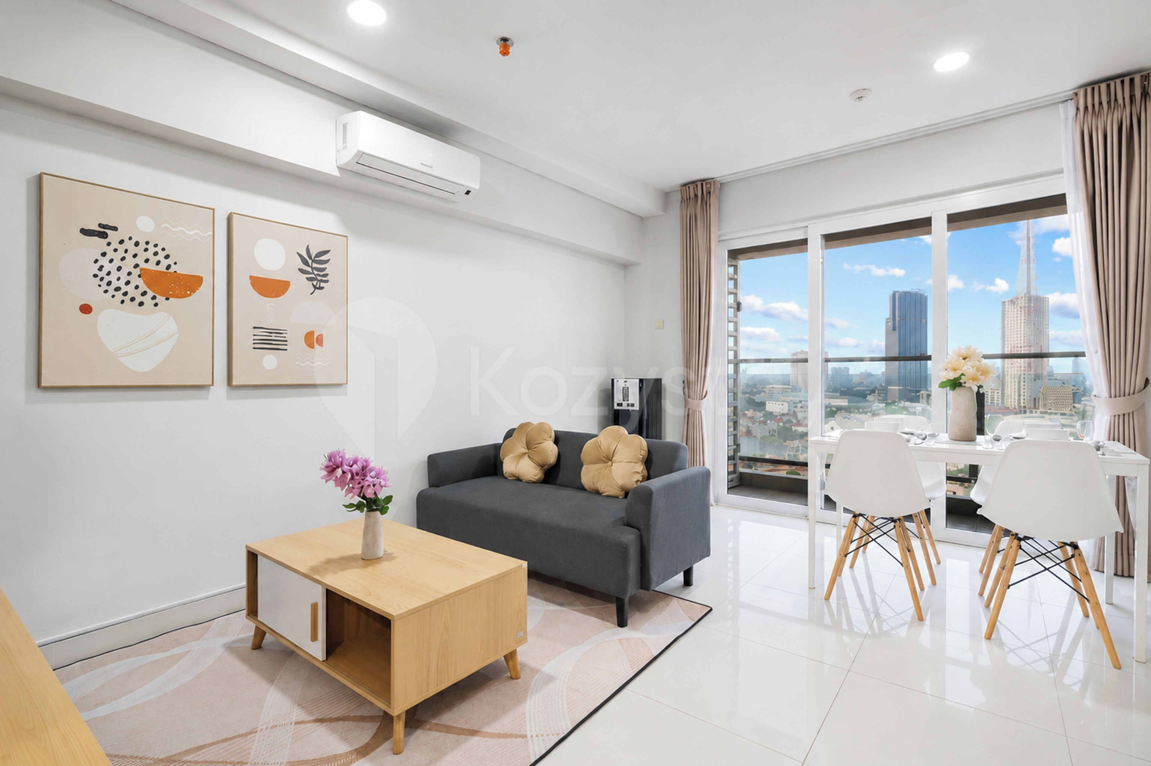 Apartment, 2 Schlafzimmer, Stadtblick | Wohnzimmer | 50-Zoll-Smart-TV mit Kabelempfang
