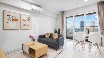 Apartment, 2 Schlafzimmer, Stadtblick | Wohnzimmer | 50-Zoll-Smart-TV mit Kabelempfang