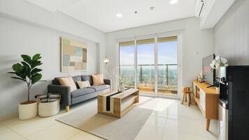Apartment, 3 Bedrooms, City View | Living room | 50-inch Smart TV with cable channels