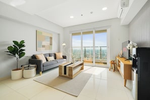 Appartamento, 3 camere da letto, vista città | Soggiorno | Smart TV 50 pollici con canali via cavo