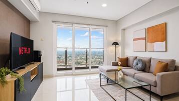 Apartment, 3 Bedrooms, City View | Living room | 50-inch Smart TV with cable channels