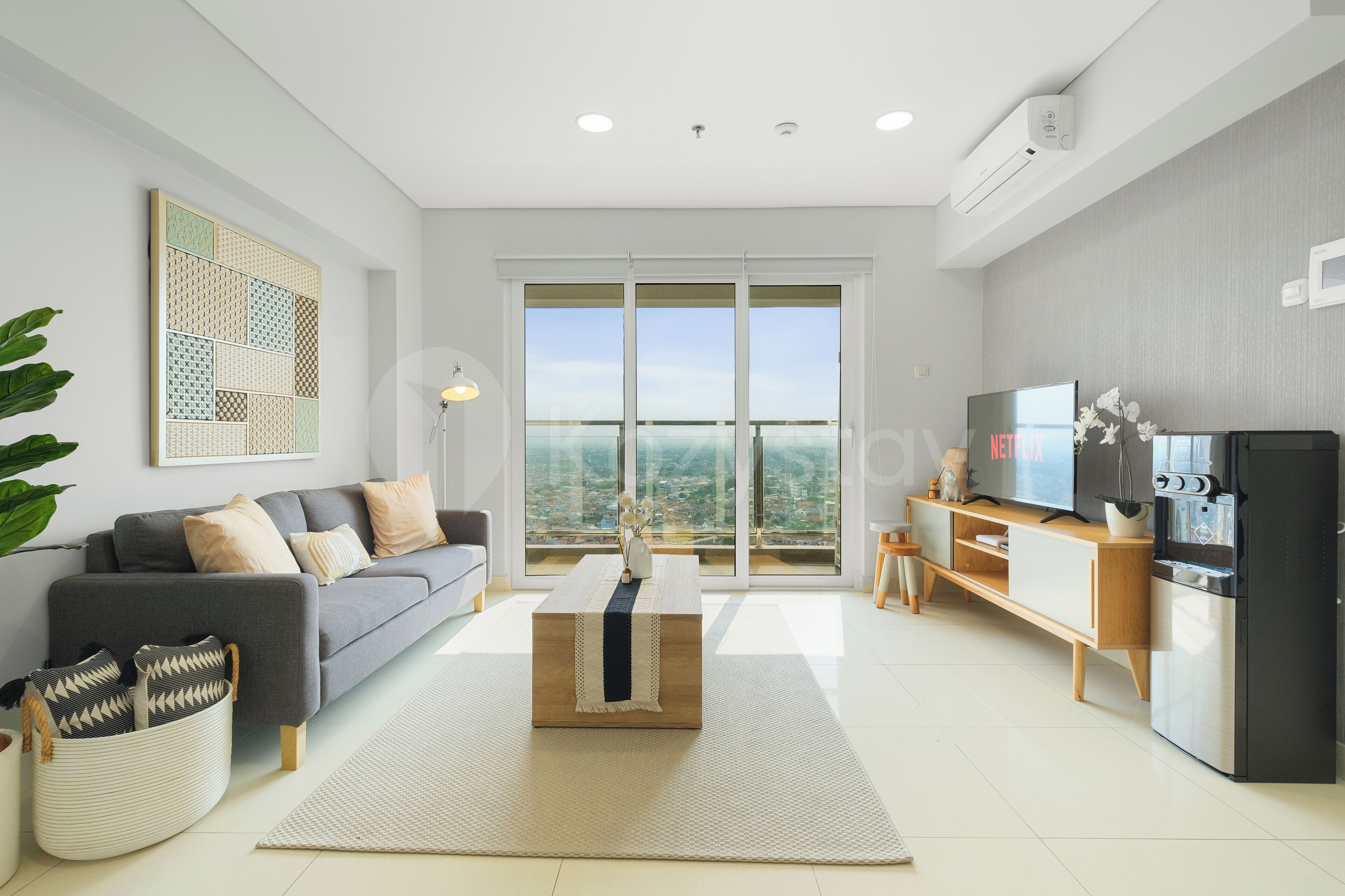 Appartamento, 3 camere da letto, vista città | Soggiorno | Smart TV 50 pollici con canali via cavo