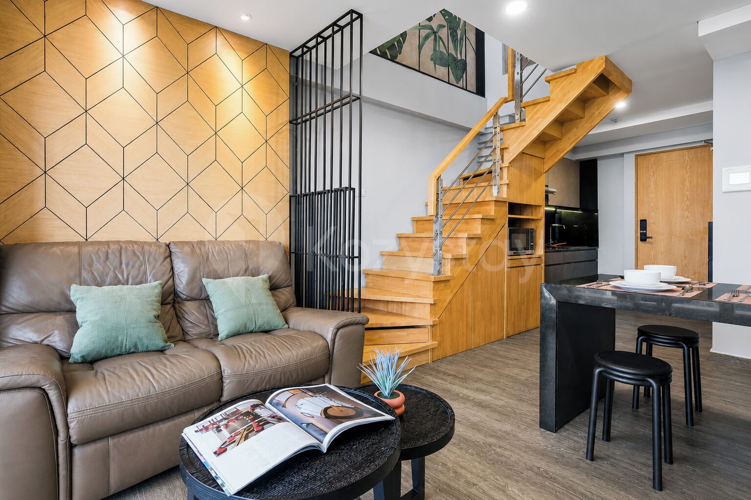 Apartment, 2 Schlafzimmer, Stadtblick | Wohnbereich | 50-Zoll-Smart-TV mit Kabelempfang