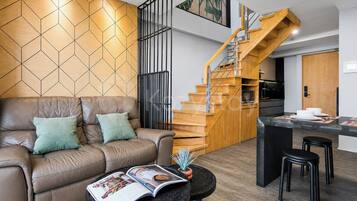 Apartment, 2 Schlafzimmer, Stadtblick | Wohnbereich | 50-Zoll-Smart-TV mit Kabelempfang