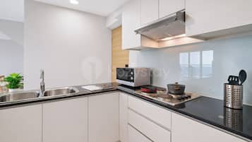 Apartment, 3 Bedrooms, City View | Private kitchen | Full-sized fridge, microwave, stovetop, rice cooker