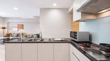 Appartement, 3 chambres, vue sur la ville | Cuisine privée | Réfrigérateur grande capacité avec congélateur, four à micro-ondes