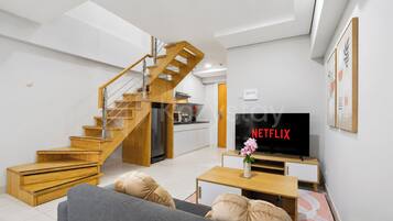 Apartment, 2 Bedrooms, City View | Living room | 50-inch Smart TV with cable channels