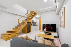 Appartamento, 2 camere da letto, vista città | Soggiorno | Smart TV 50 pollici con canali via cavo