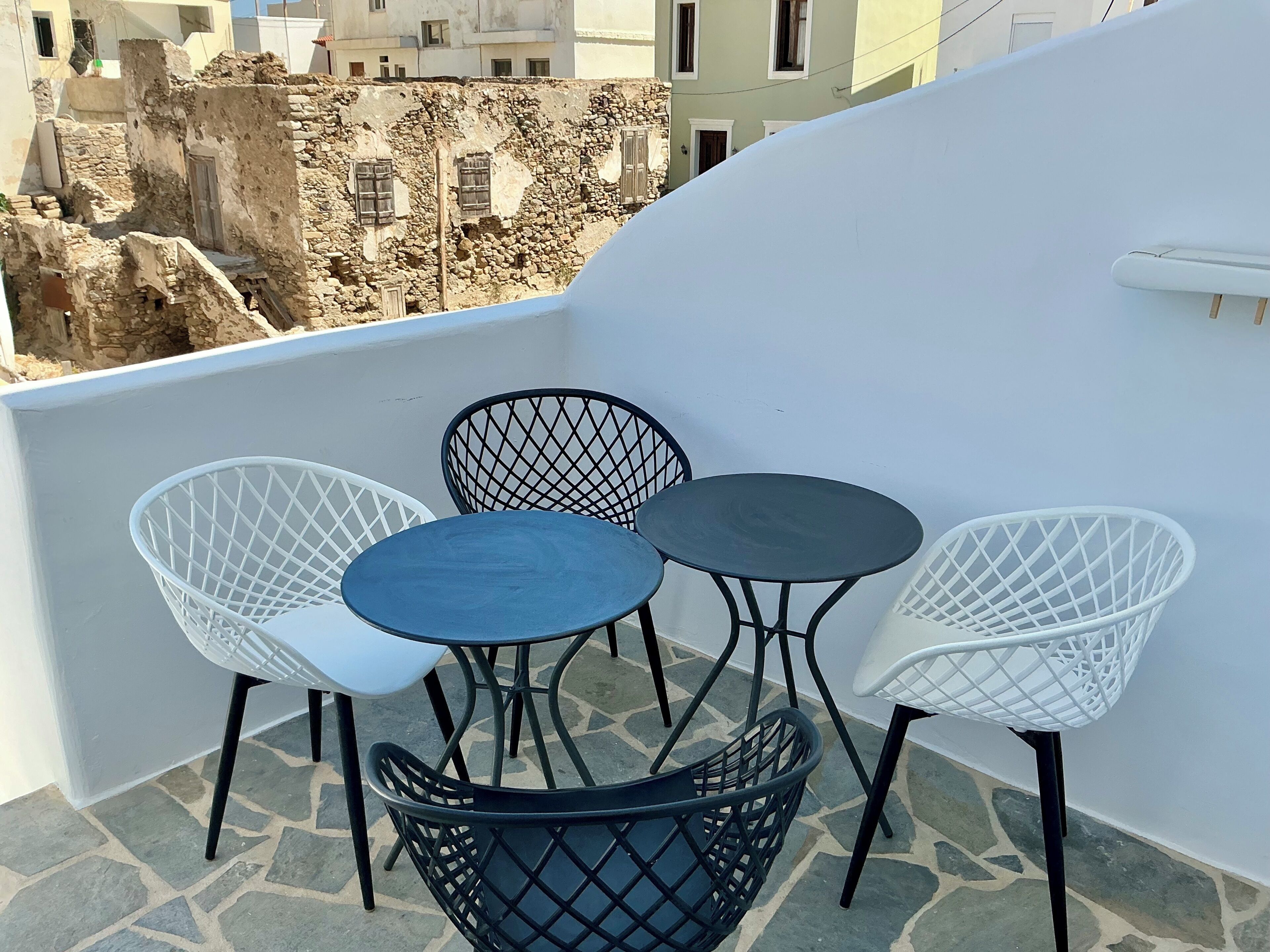 Superior-Apartment, Balkon, Blick auf den Innenhof | Speisen im Freien