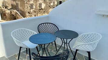 Superior-Apartment, Balkon, Blick auf den Innenhof | Speisen im Freien