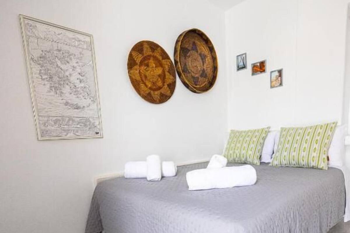 Habitación doble superior, balcón, vista al patio | Tabla de planchar con plancha y wifi gratis
