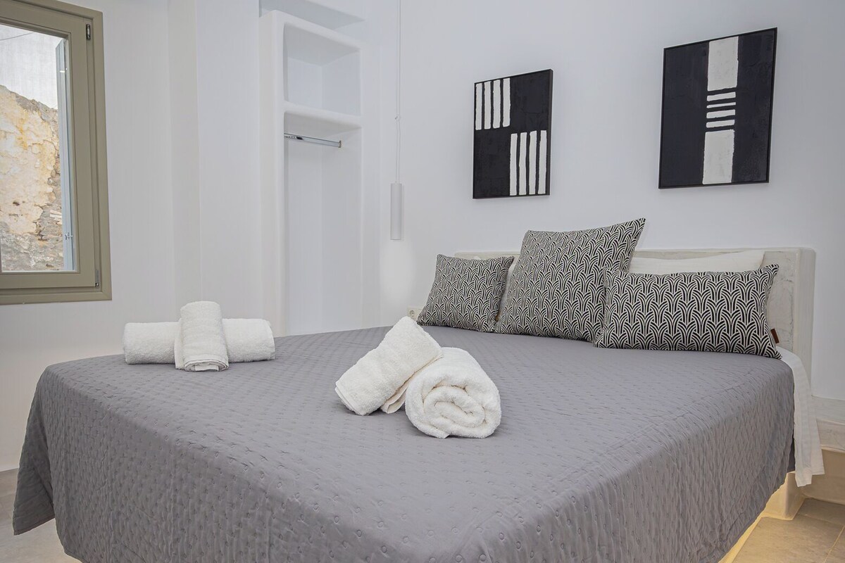 Apartamento superior, vista para o pátio | Ferros/tábuas de passar roupa, Wi-Fi de cortesia