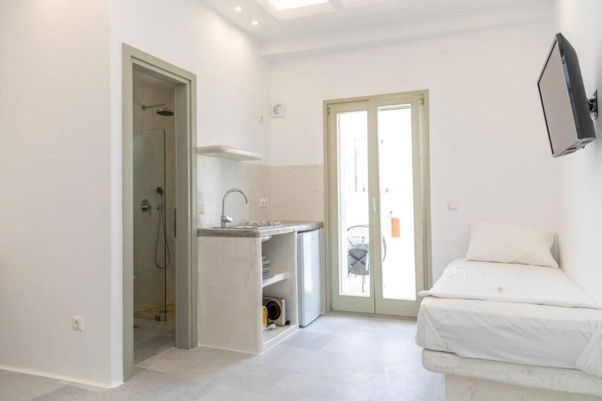 Habitación triple superior, balcón, vista al patio | Tabla de planchar con plancha y wifi gratis