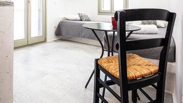 Superior-Apartment, Balkon, Blick auf den Innenhof | Speisen