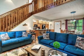 Interior - Beary Peaceful Smokies:Hot-Tub, Games & Pools (Pigeon Forge)