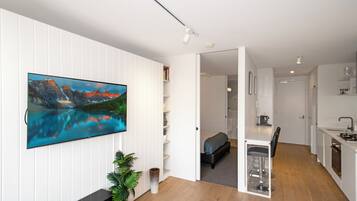 1 slaapkamer, een bureau, een strijkplank/strijkijzer, wifi