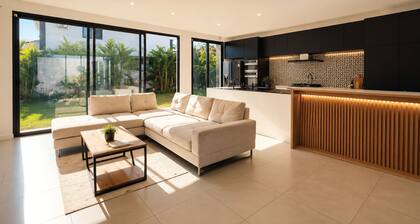 Peaceful 4-bedroom house in charming Balaclava next to the Beach and Supermarket