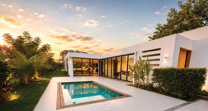 Peaceful 4-bedroom house in charming Balaclava next to the Beach and Supermarket
